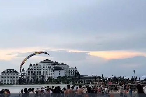 Dù lượn chao đảo rồi rơi xuống biển ở Hạ Long