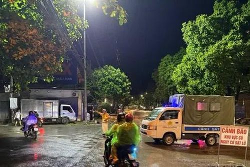 Đường tại thành phố Hòa Bình nứt gãy sau mưa lớn, tạm thời cấm đường