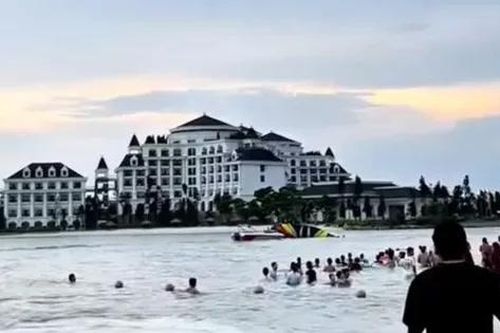 Dù lượn chao đảo rồi rơi xuống biển Hạ Long, du khách hoảng loạn