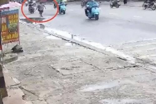 Đi bộ giữa đường, người đàn ông bị xe tông nằm bất động