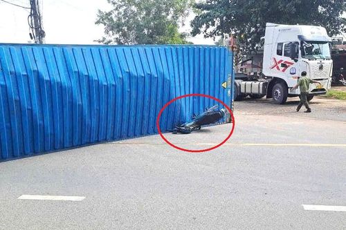 Người đàn ông thoát chết khi xe máy bị thùng container bất ngờ đè bẹp