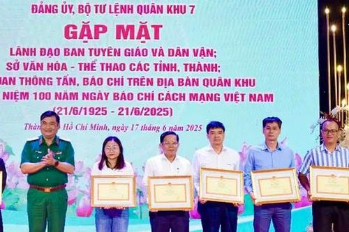 Bộ Tư lệnh Quân khu 7 gặp gỡ cơ quan thông tấn, báo chí