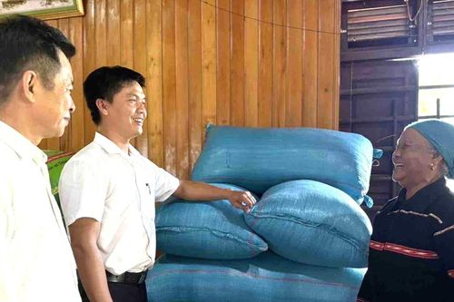 Vai trò then chốt của người có uy tín trong buôn làng tại vùng biên giới Ea Súp