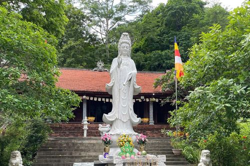 Ngôi chùa ẩn mình trong hang đá, hút khách nhờ video 'triệu view' của sư thầy