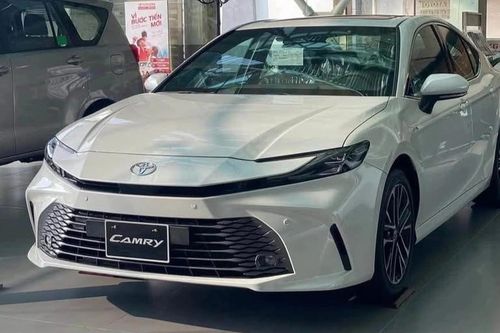 Nhiều xe mới giảm cả trăm triệu đồng, người mua 'lợi đơn, lợi kép'