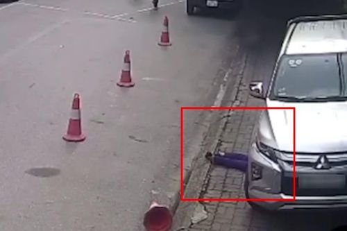 Ô tô bất ngờ lùi cán qua người phụ nữ đi bộ trong bệnh viện ở Hà Nội