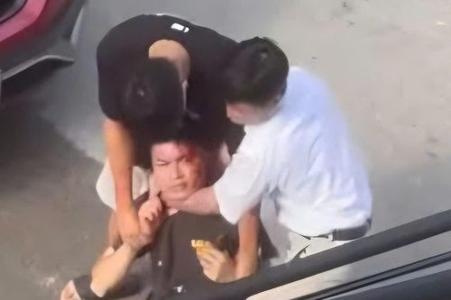 Điều tra vụ 2 cha con đánh người chảy máu đầu còn hỏi 'có biết tao là ai không'