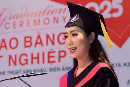 NSND Trịnh Kim Chi nhận bằng thạc sĩ ở tuổi 54