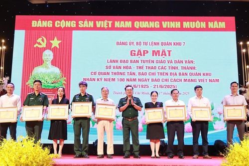 Quân khu 7 trao bằng khen cho tập thể, cá nhân xuất sắc trong phối hợp tuyên truyền