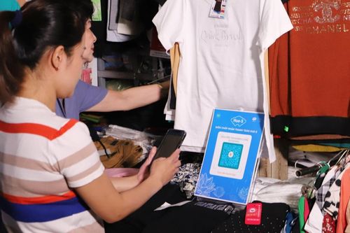 Tiểu thương chợ thôn quê chốt đơn bằng livestream, nhận tiền qua QRCode