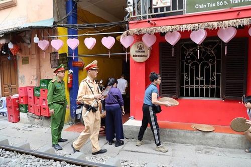 Tiếp tục xử lý vi phạm tại 'phố cà phê đường tàu' để bảo đảm an toàn giao thông