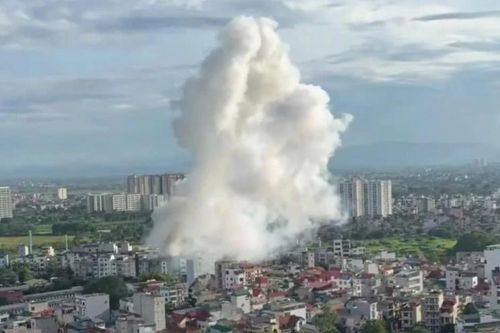 Sau tiếng nổ lớn, ngôi nhà bốc cháy khiến 2 người tử vong