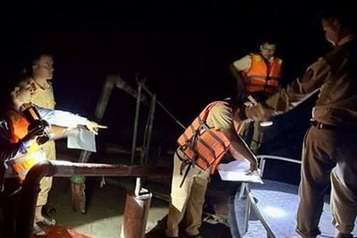 CSGT Công an tỉnh Hà Tĩnh bắt giữ 3 vụ khai thác cát trái phép trên sông