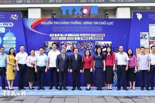 Lãnh đạo Ban Tuyên giáo và Dân vận Trung ương chúc mừng TTXVN và các cơ quan báo chí