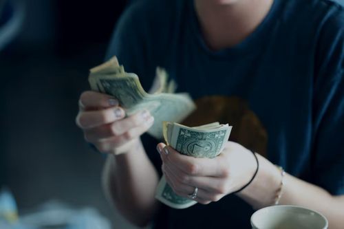 Gen Z và bẫy tư duy YOLO