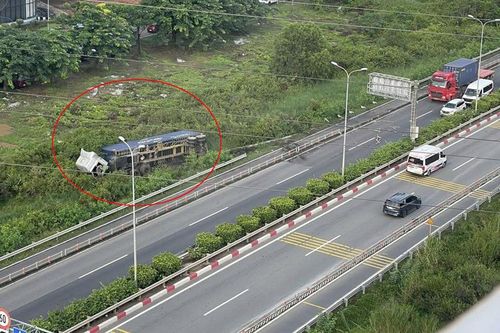 TP Hồ Chí Minh: Xe đầu kéo mất lái đâm dải phân cách, lật ngang trên cao tốc