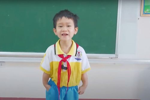Cậu bé hát dân ca 'gây bão' mạng xã hội được 'phù thủy phẫu thuật' nối dài cánh tay dị tật