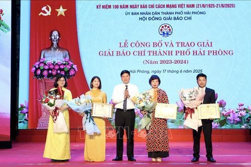 Trao thưởng cho các tác giả có tác phẩm báo chí xuất sắc