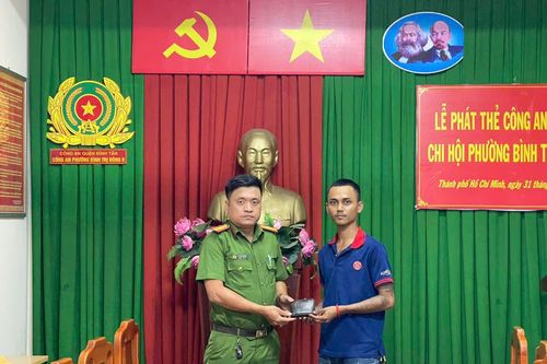 Nhặt được ví có vàng, Thiếu tá Công an lập tức tìm người trả lại