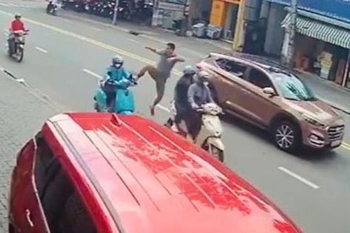Người đàn ông xuống ô tô đạp ngã nữ tài xế 26 tuổi khai gì?