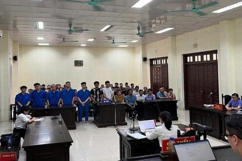 Xét xử nhóm thanh thiếu niên 'ngông cuồng' cướp xe máy của người đi đường