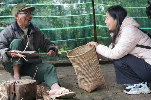 Hồi sinh nghề đan lát của người dân tộc Cơ Tu nhờ du lịch cộng đồng