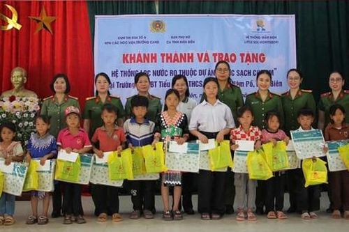 Phụ nữ các học viện, trường Công an tặng 'Nước sạch cho em' ở Điện Biên