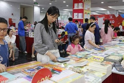 Tưng bừng Hội sách chào mừng 100 năm Ngày Báo chí cách mạng Việt Nam