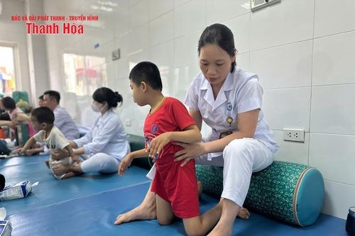 Đồng hành chăm sóc, điều trị trẻ bại não