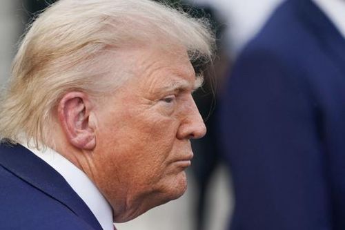 Ông Trump thu nhập 600 triệu USD từ tiền ảo, sân golf