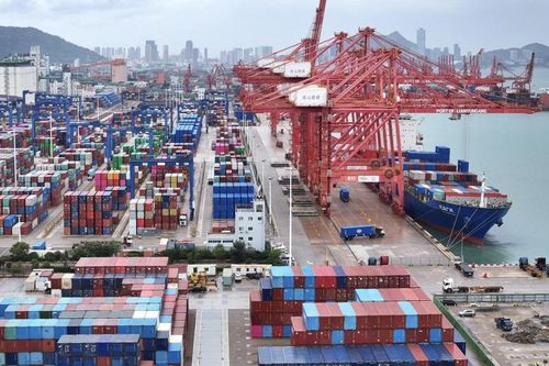 Kinh tế Trung Quốc: Tiêu dùng khởi sắc, sản xuất giảm tốc