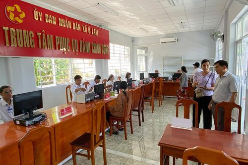 Lãnh đạo huyện Tri Tôn kiểm tra công tác vận hành trung tâm phục vụ hành chính công