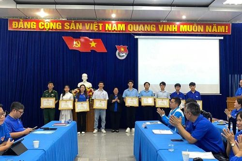 Khen thưởng 10 công dân trẻ tiêu biểu năm 2024