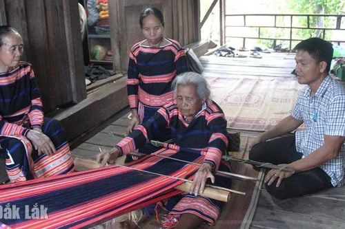 Giữ nghề dệt thổ cẩm nơi vùng biên