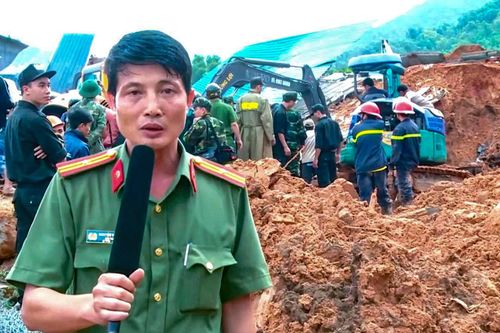 Những người làm báo mang quân hàm