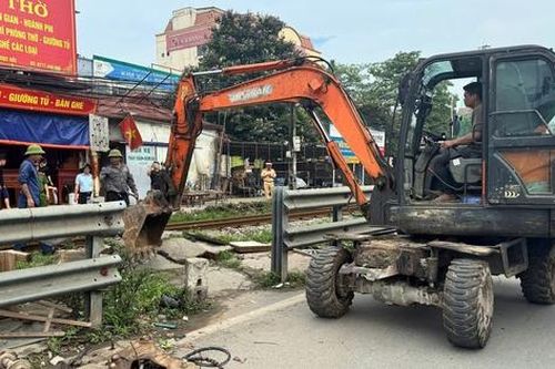 Hà Nội: Đóng hàng loạt lối đi tự mở, ngăn tai nạn đường sắt