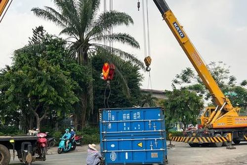 Bình Dương: Xe container ôm cua lật nhào, đè nát xe máy