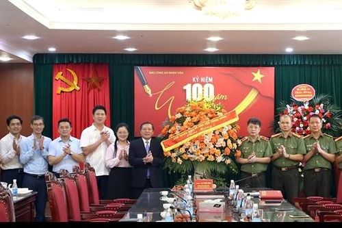 Phó Trưởng ban Thường trực Ban Tuyên giáo và Dân vận Trung ương Lại Xuân Môn thăm, chúc mừng Báo CAND
