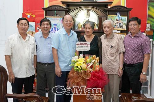 Bí thư Tỉnh ủy Nguyễn Hồ Hải thăm gia đình nhà báo lão thành, nhà báo liệt sĩ