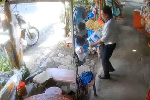 Clip: Chủ của hàng tạp hóa ngớ người khi khách nam hỏi mua rồi chở 3 thùng bia bỏ chạy không thanh toán