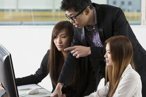 Công ty phạt nhân viên vì soi gương, ăn vặt: 'Ai không chịu được thì nghỉ!'