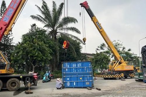 Xe container lật đè gãy đôi xe máy, nam thanh niên thoát chết thần kỳ