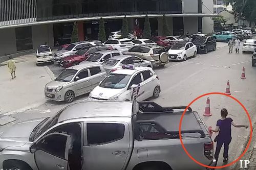 Đi bộ trong bệnh viện, nữ bệnh nhân bị xe bán tải tông trúng