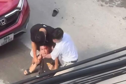 Hai cha con vừa đánh người chảy máu đầu vừa hỏi 'mày biết tao là ai không?'