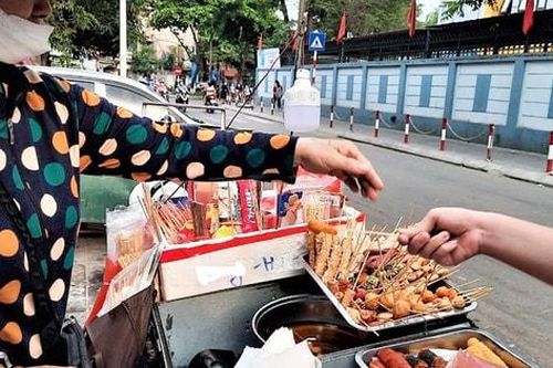 Đồ ăn vặt 'bẩn': Mối nguy tiềm ẩn với sức khỏe trẻ nhỏ