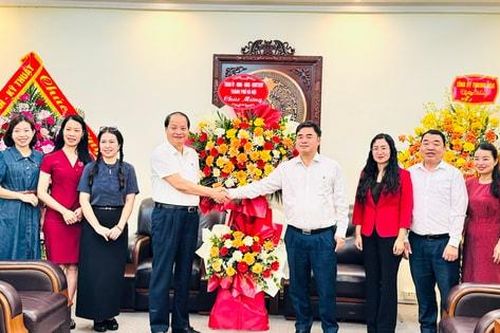 Trưởng ban Tuyên giáo và Dân vận Thành ủy Hà Nội chúc mừng các cơ quan báo chí