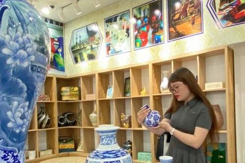 Khai mạc Triển lãm chuyên đề ngành gốm sứ - sơn son thếp vàng năm 2025