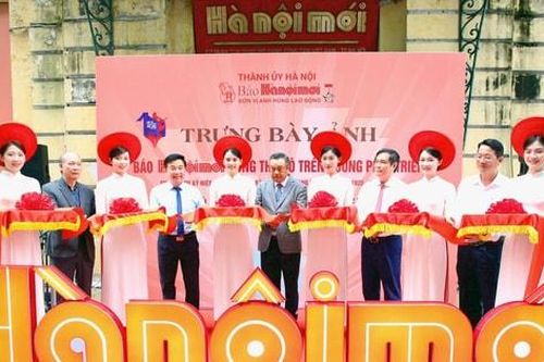 Trưng bày ảnh 'Báo Hànôịmới cùng Thủ đô trên đường phát triển' tại điểm check-in nổi tiếng bên hồ Hoàn Kiếm
