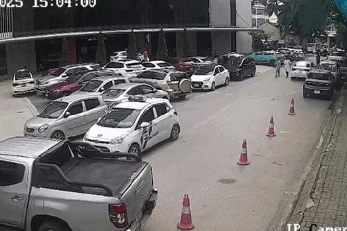 Đang đi bộ trong bệnh viện, người phụ nữ bị xe bán tải lùi trúng, cán qua người