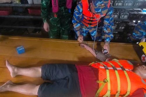 Cứu tàu cá cùng 9 thuyền viên gặp nạn trên biển